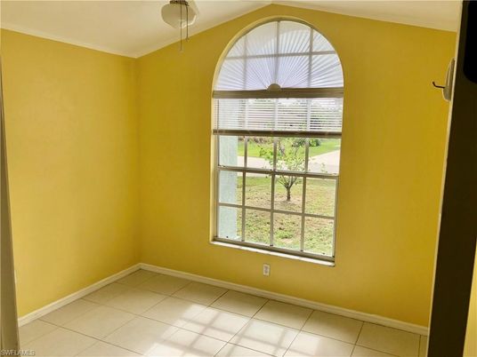 Empty room, Interior