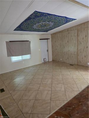 Empty room, Interior