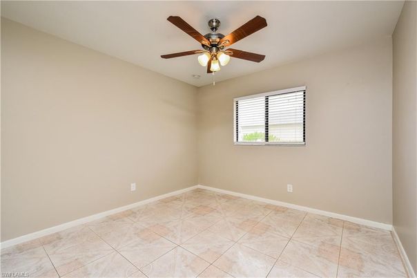 Empty room, Interior