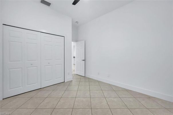 Empty room, Interior