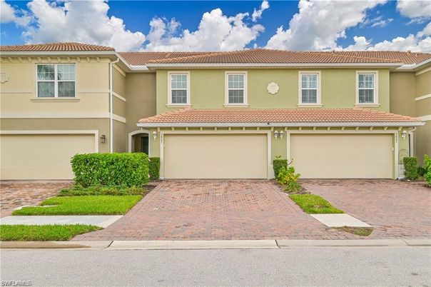 Attached, Exterior, Facade, Mediterranean