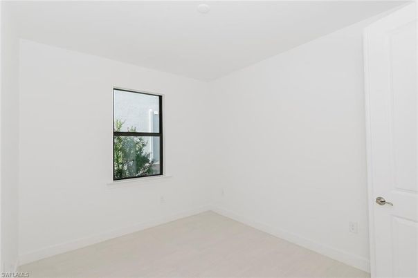 Empty room, Interior