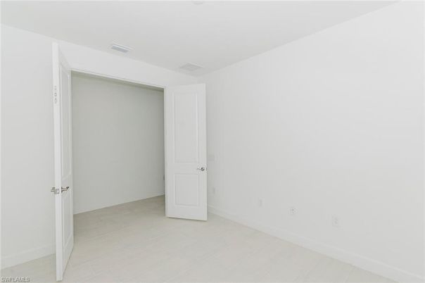 Empty room, Interior