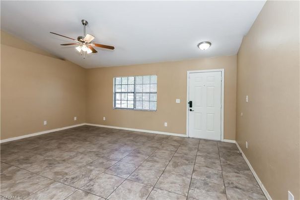 Empty room, Interior