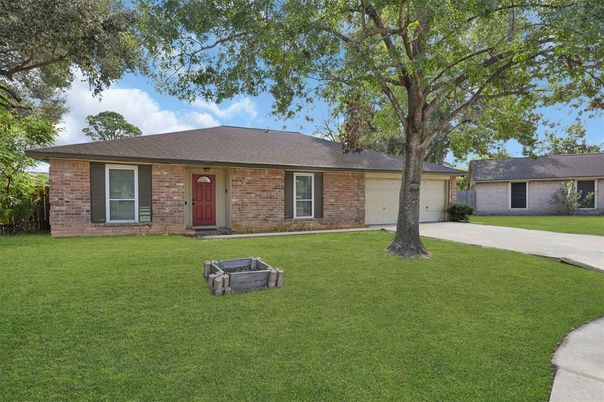 Attached, Exterior, Facade, Brick Facade, Ranch