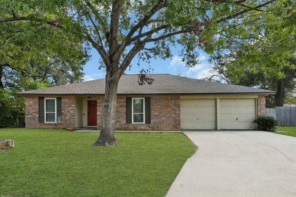 Attached, Exterior, Facade, Brick Facade, Ranch