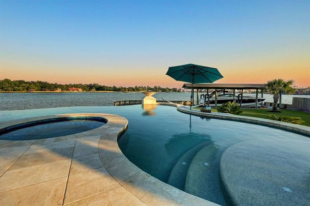 Exterior, Lake