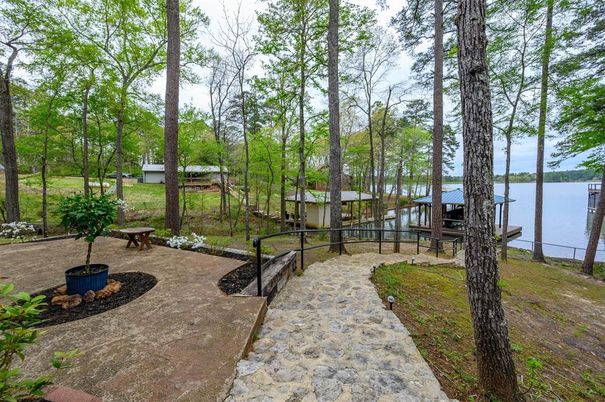 Exterior, Lake