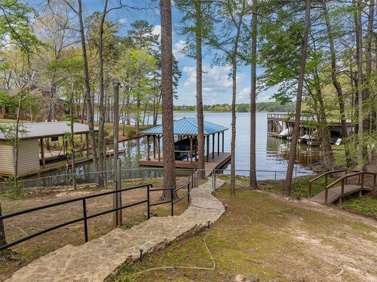 Exterior, Lake