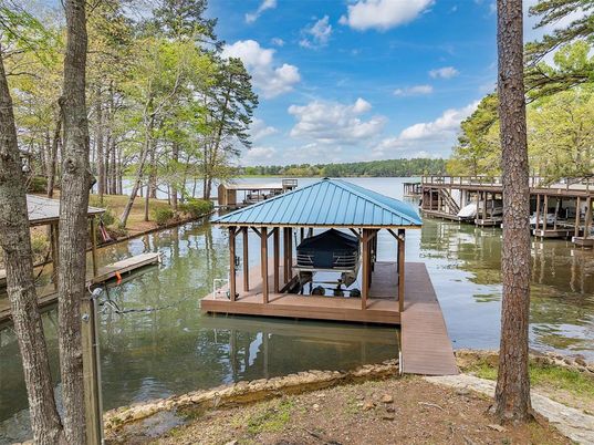 Exterior, Lake
