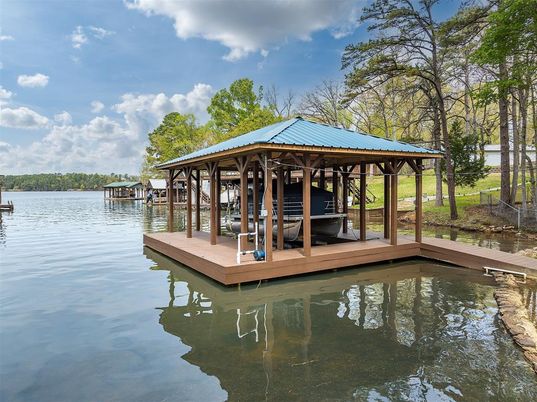 Exterior, Lake