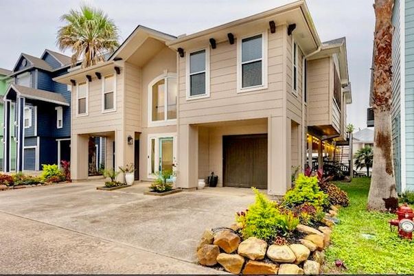 Attached, Exterior, Facade, Rowhouse