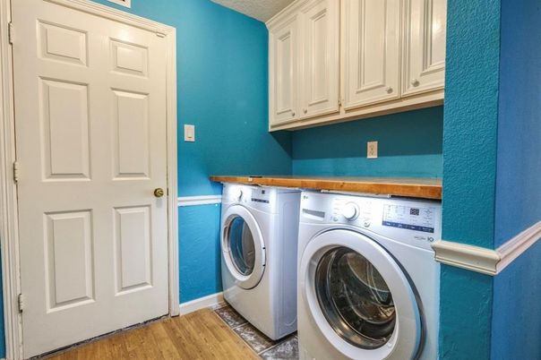 Interior, Washer, Wood Texture Flooring