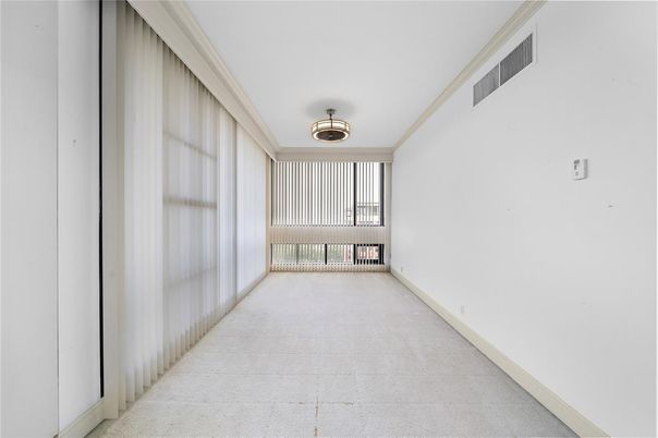 Empty room, Interior