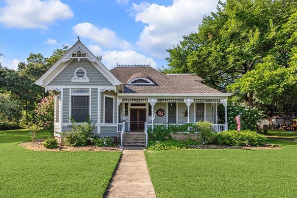 Exterior, Facade, Queen Anne Victorian