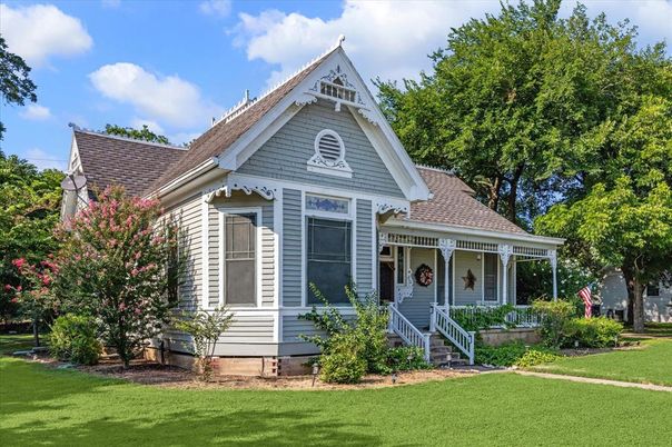 Exterior, Facade, Queen Anne Victorian