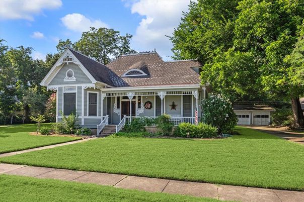 Attached, Exterior, Facade, Queen Anne Victorian