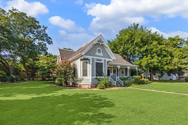 Backyard, Exterior, Facade, Queen Anne Victorian