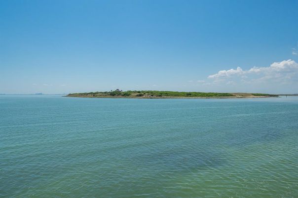 Exterior, Lake