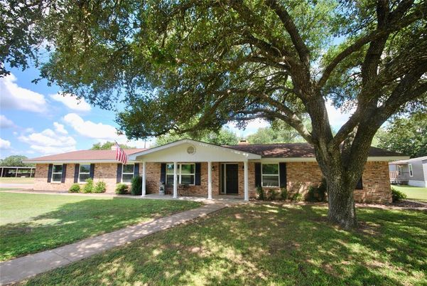 Backyard, Exterior, Facade, Brick Facade, Ranch