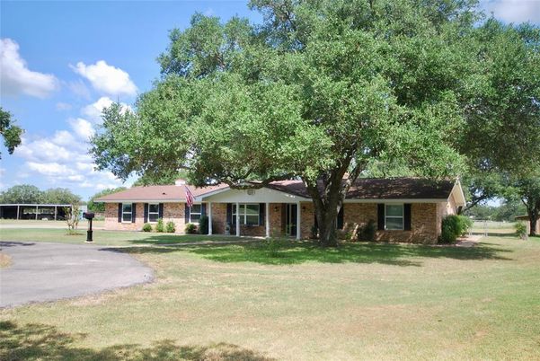 Backyard, Exterior, Facade, Brick Facade, Ranch