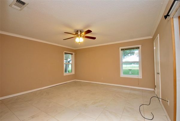 Empty room, Interior