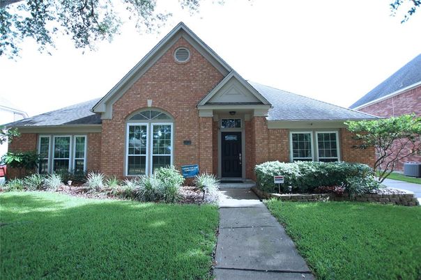 Exterior, Facade, Brick Facade, Brick Traditional