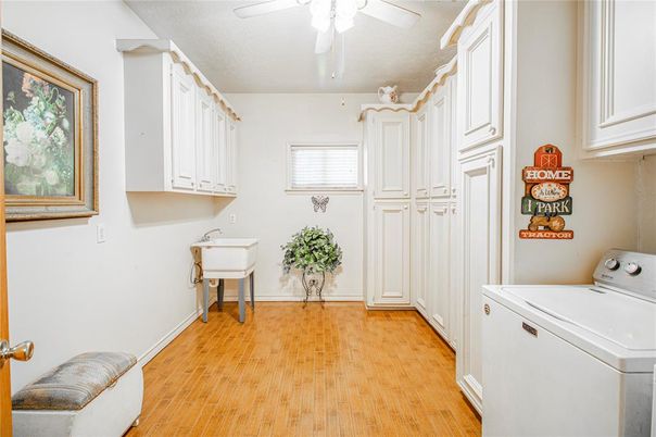 Interior, Washer, Wood Texture Flooring