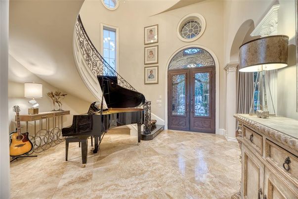 Interior, Piano