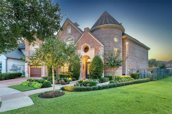 Attached, Exterior, Facade, Brick Facade, Queen Anne Victorian