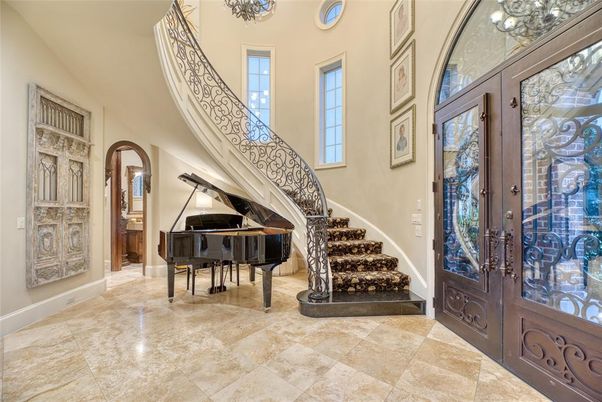 Interior, Piano