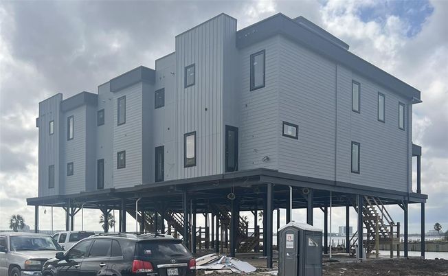 Exterior, Facade, Modern