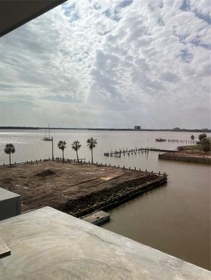 Exterior, Lake