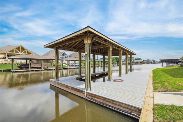 Exterior, Lake