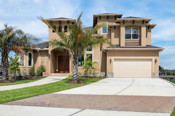 Attached, Exterior, Facade, Mediterranean