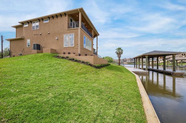 Exterior, Lake
