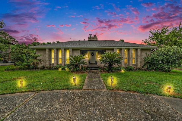 Exterior, Facade, Ranch