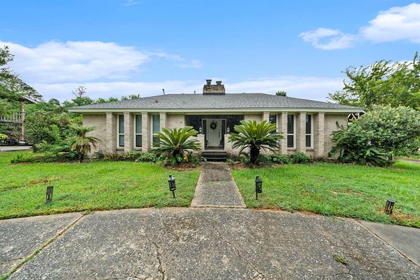 Exterior, Facade, Ranch