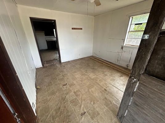 Empty room, Interior