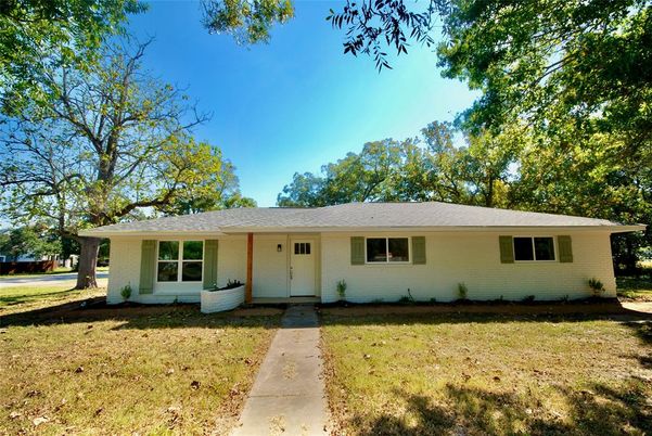 Backyard, Exterior, Facade, Ranch