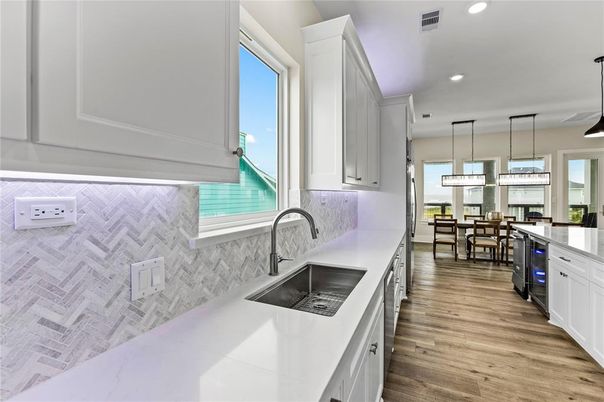 Dining room, Interior, Kitchen, Pendant Lights, Recessed Lighting, Wood Texture Flooring