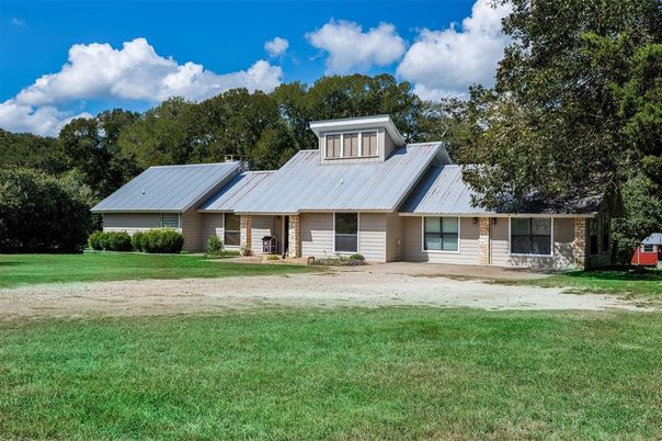 Backyard, Exterior, Facade, Ranch