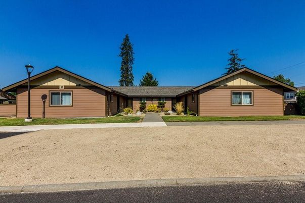 Exterior, Facade, Ranch