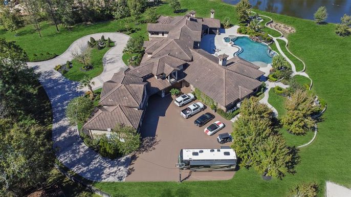 Exterior, Drone