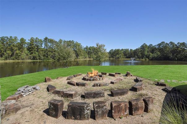 Exterior, Lake