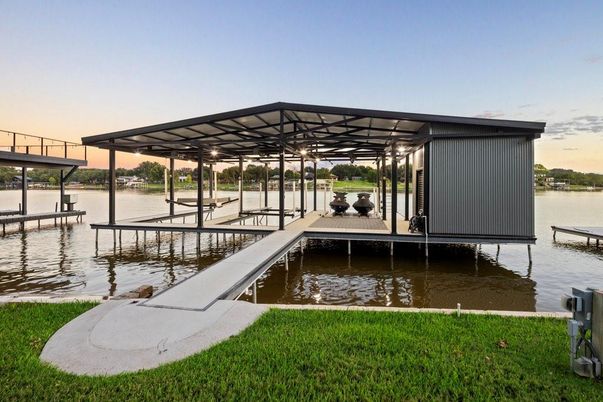 Exterior, Lake
