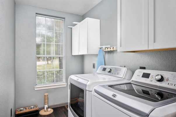 Interior, Washer, Wood Texture Flooring