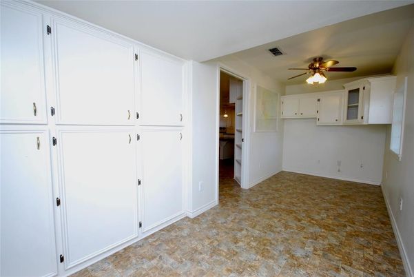 Empty room, Interior