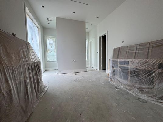 Empty room, Interior
