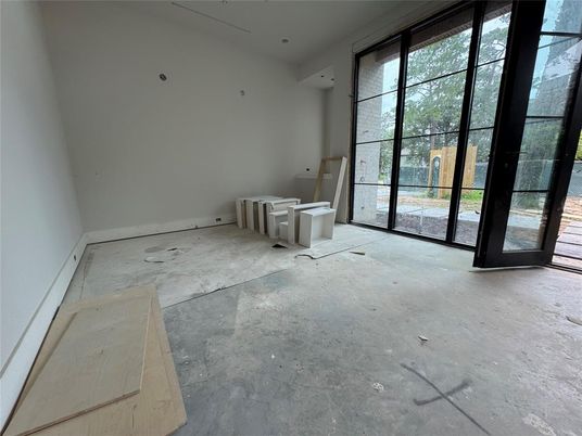 Empty room, Interior
